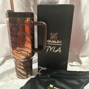 Stanley The FlowState Quencher H2.0 40 oz Limited Edition Tyla Tyger